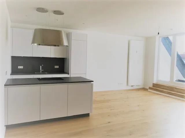 Dachgeschosstraum - 3 Zimmer mit Balkon, Einbauküche und Duschbad — photo 1